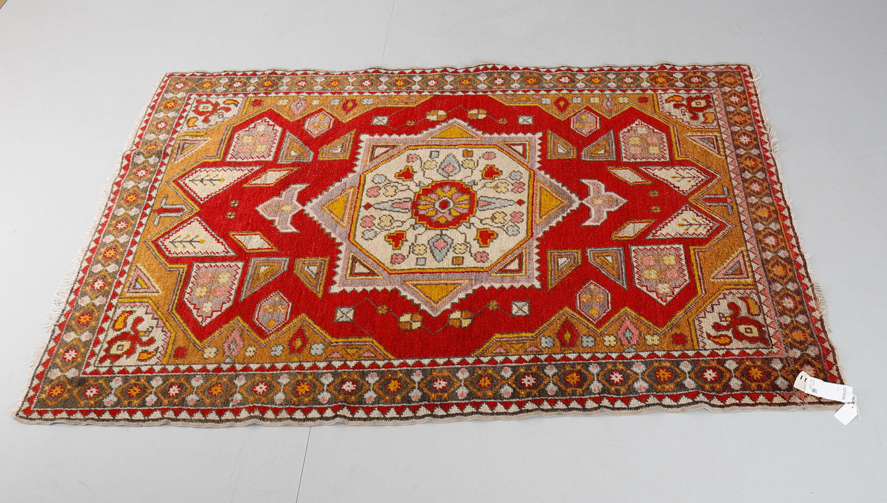 EIN STAMMES-TEPPICH, WOHL TÜRKISCH.