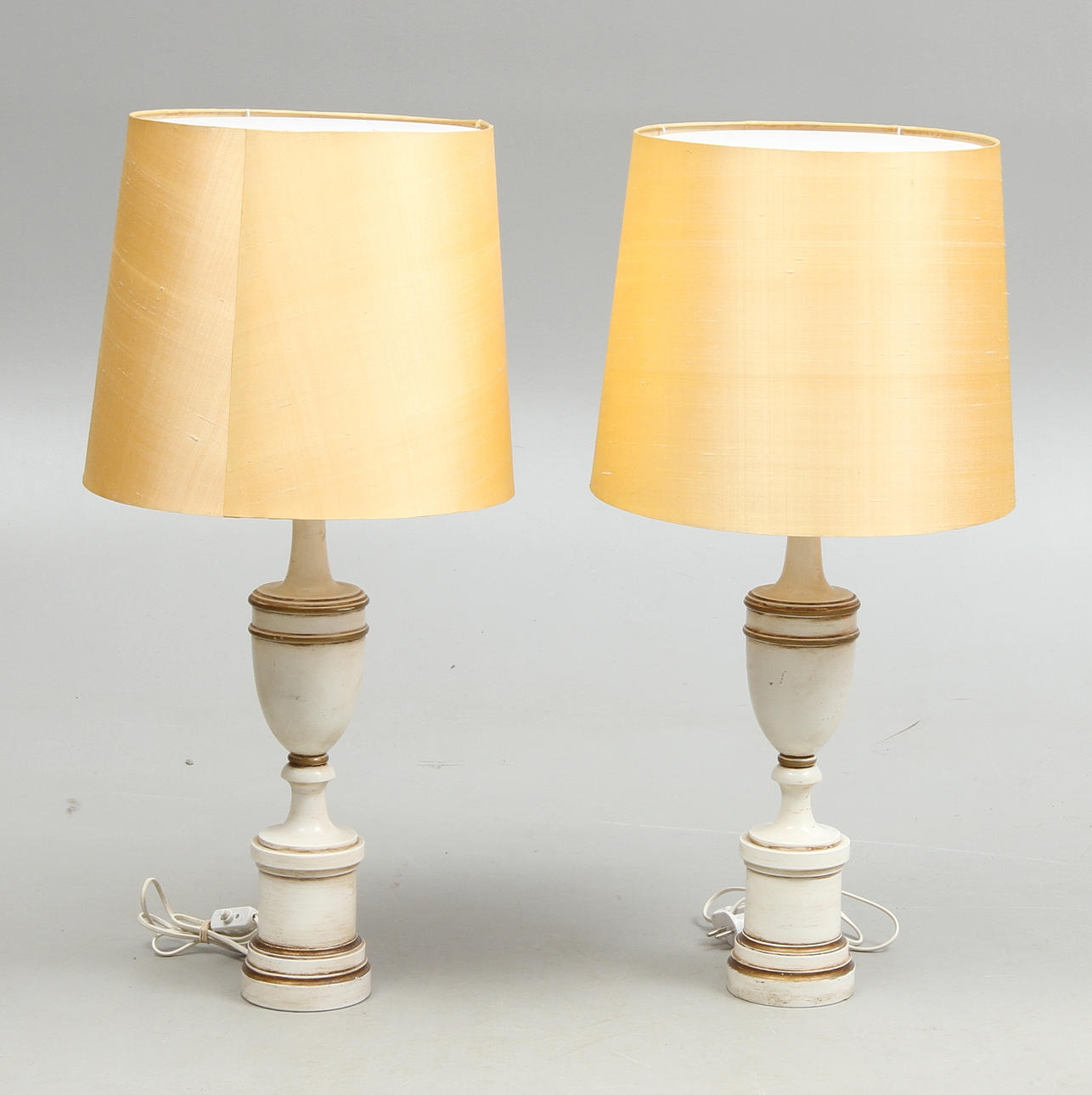 BORDSLAMPOR 1 par, bemålad trä, 1900-tal.