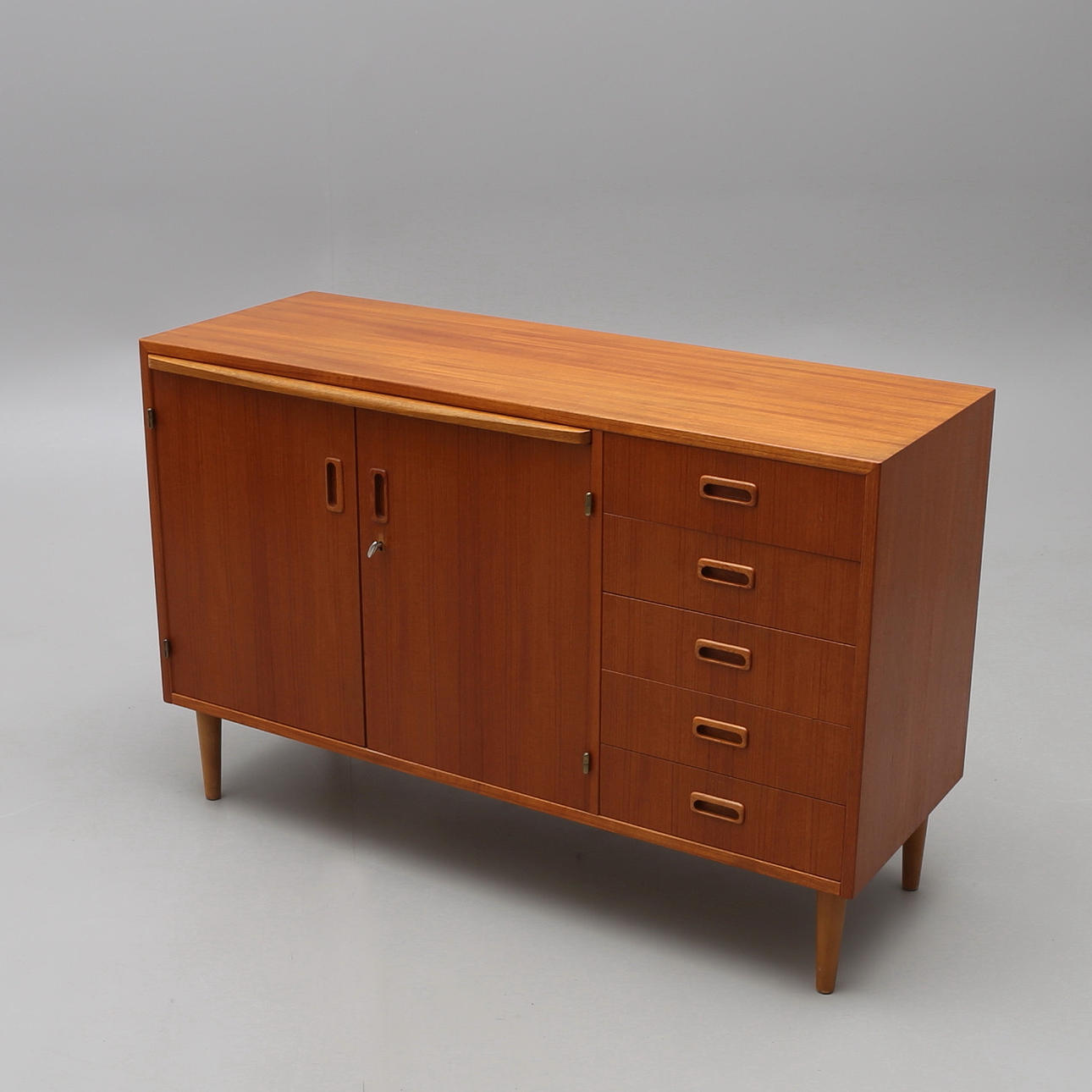 SKÅP, TEAK OCH EK, 1900-TALETS MITT.