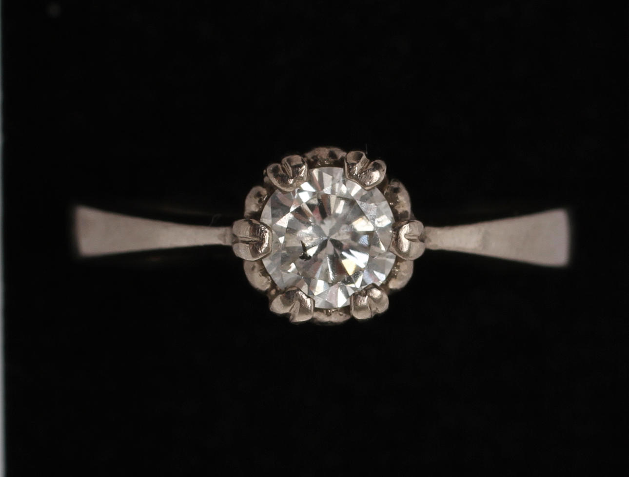 RING, 18k vitguld med briljant ca 0,67ct. Vikt 5,6g.