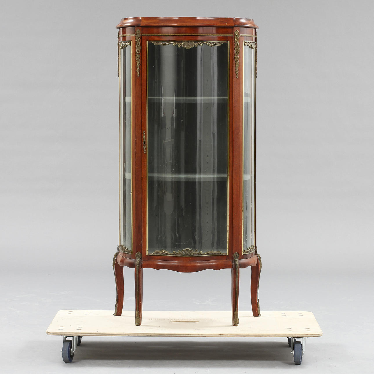 VITRINSKÅP, rokokostil, 1900-tal.