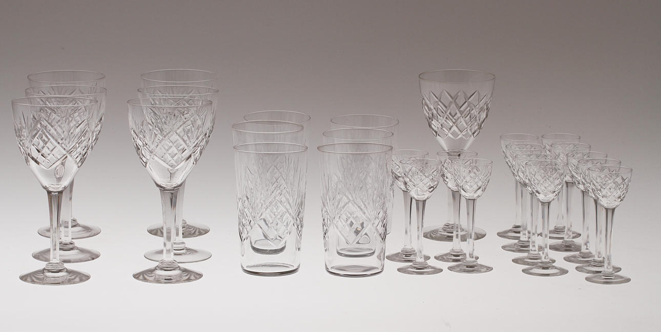 GLASSERVISDELAR, 26 delar, "Helga" och "Bror", 1900-tal.