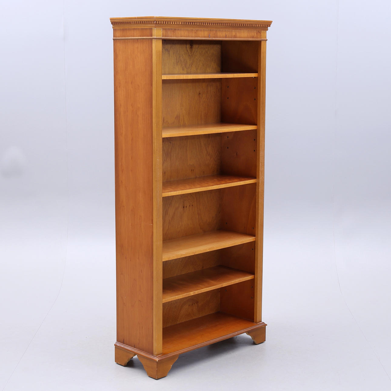BCHERREGAL, Eibe, englischer Stil, zweite Hlfte des 20. Jahrhunderts.  Mbel - Schrnke & Regale - Auctionet