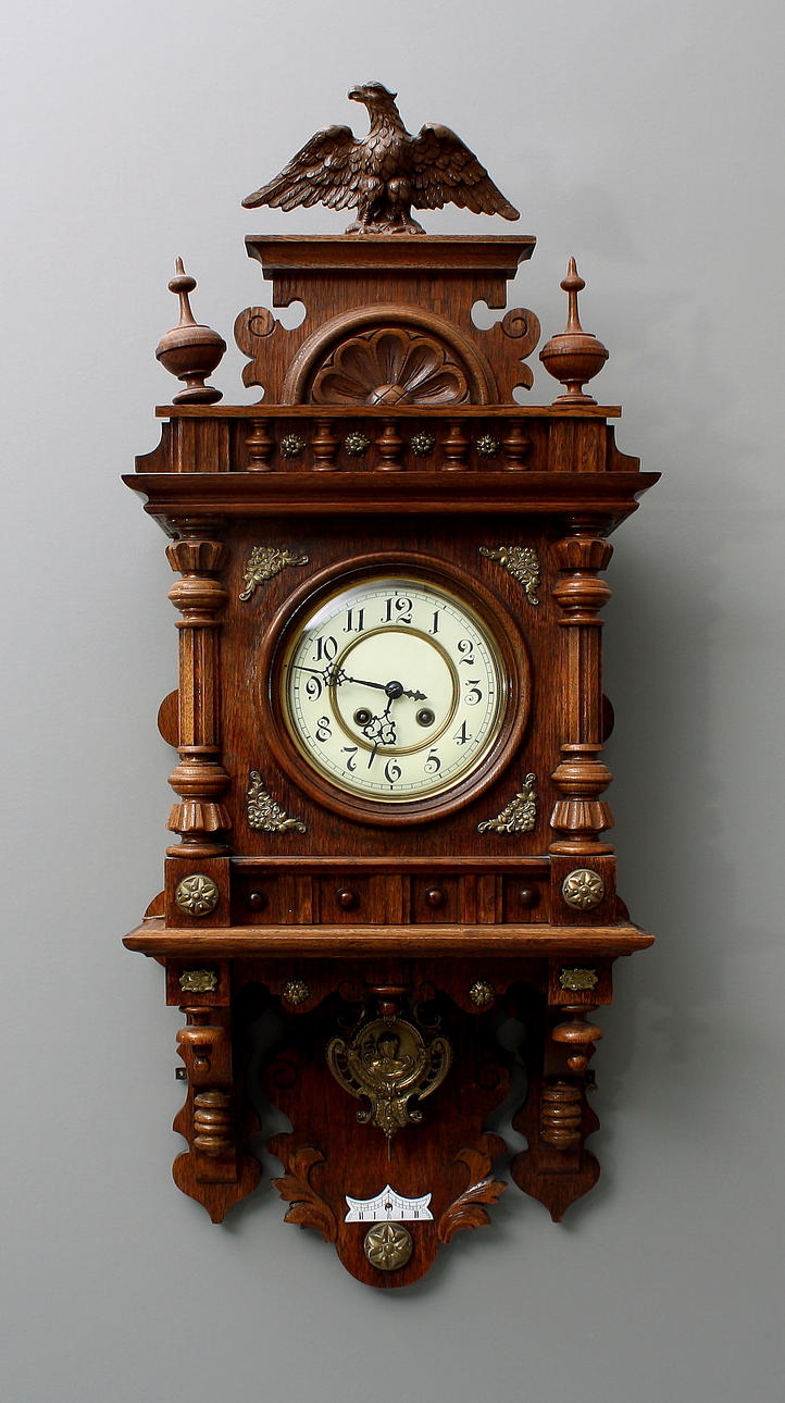 HERRGÅRDSUR / VÄGGUR, träfodral, nyrenässans.