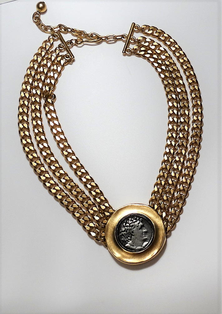 E. PÄRLCOLLIER, med myntmotiv.