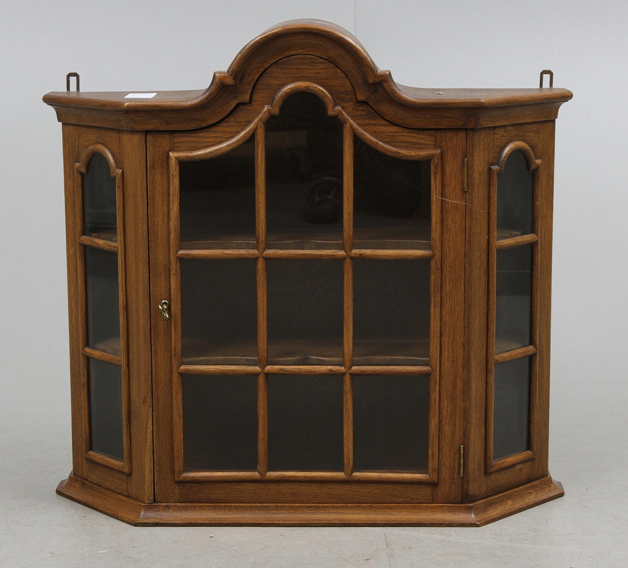 VÄGGSKÅP, med vitrin, 1900.tal.