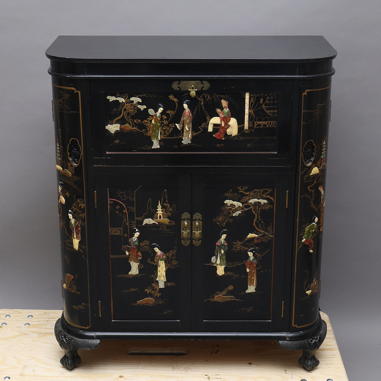 BARSKÅP, reliefdekor, Kina, 1900-talets andra hälft.