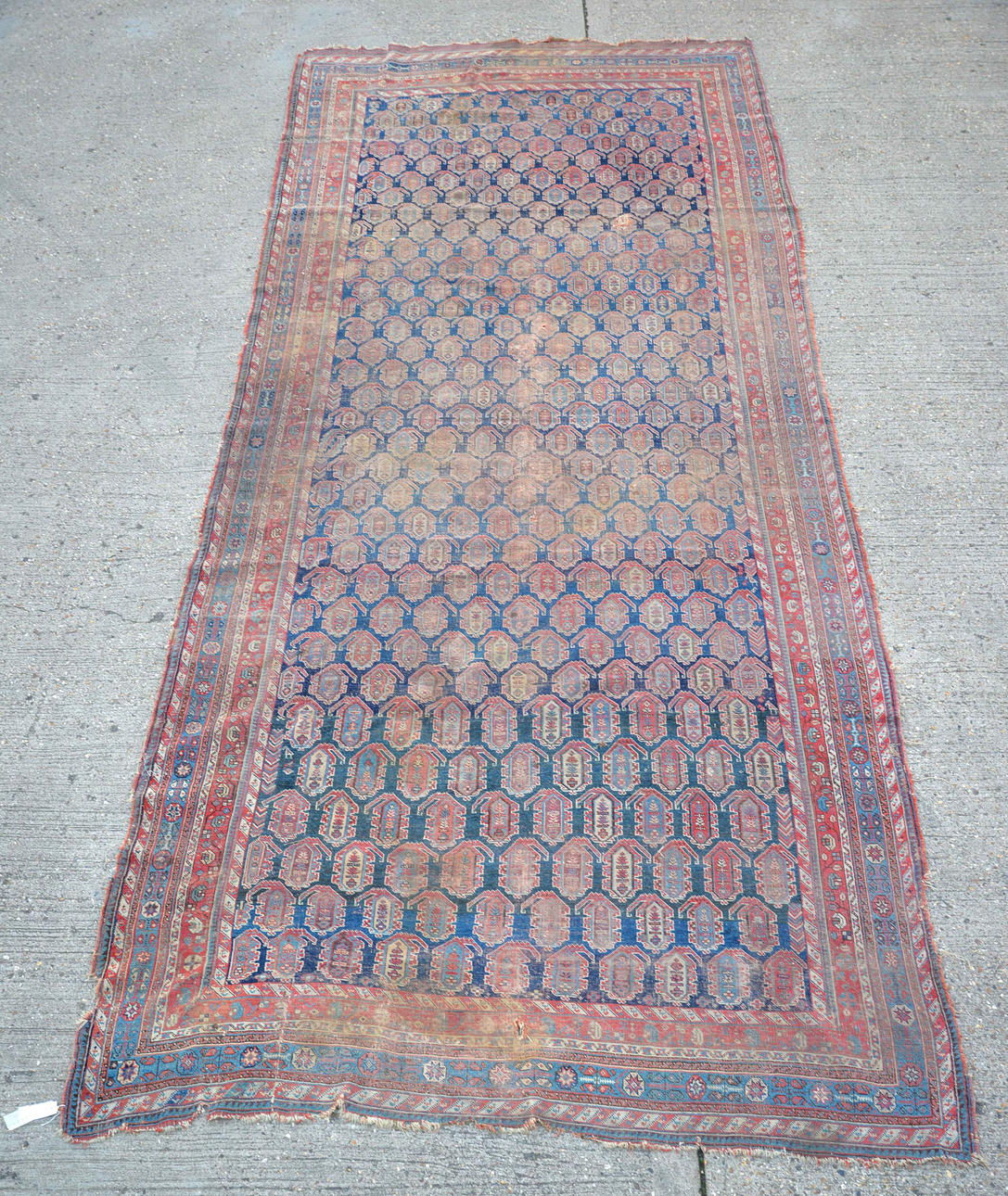 EIN PERSISCHER TEPPICH AUS DEM ENDE DES 19. JAHRHUNDERTS.