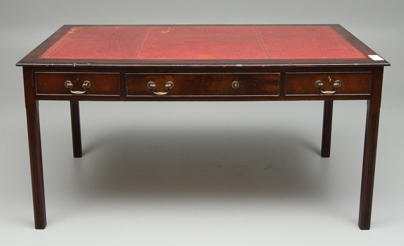 SKRIVBORD, med läderklädd skiva, England, 1900-tal.