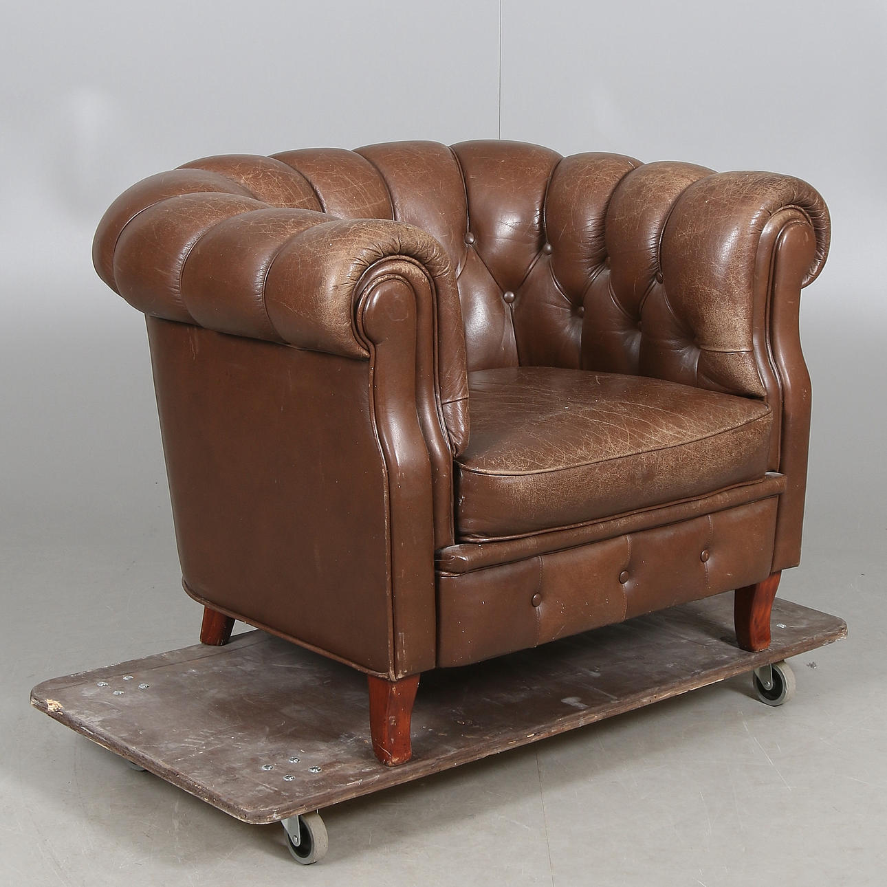 SILLÓN, cuero, "tipo Chesterfield", 1900.