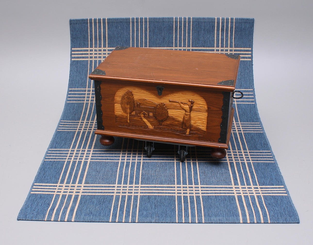 MATTA, 195x137 cm + KISTA, trä.