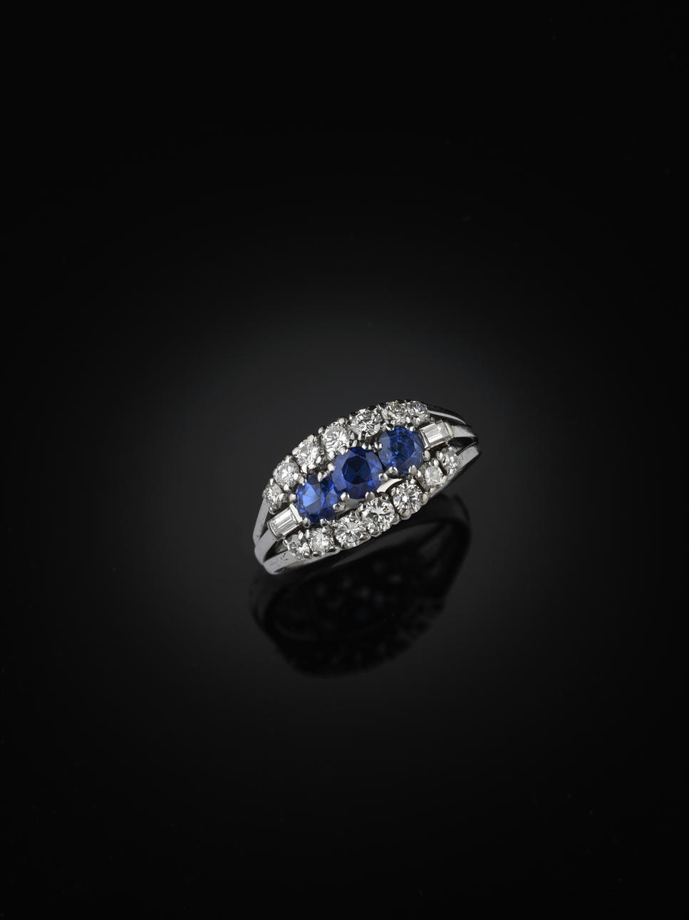 RING, 18 kt vitguld med 3 safirer, 14 briljanter och 2 bagettslipade diamanter ca 0.70 ct.