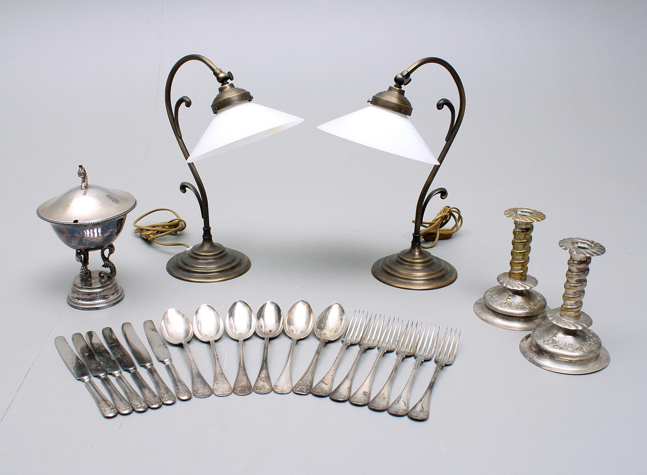 BORDSLAMPOR ett par + NYSILVER, bestick + ljusstakar, sockerskål.