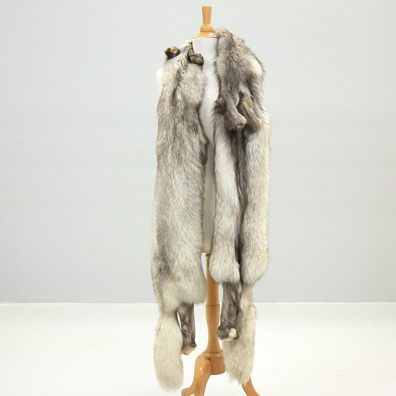 SILVERRÄV, skinn, 2 st, 1900-tal.