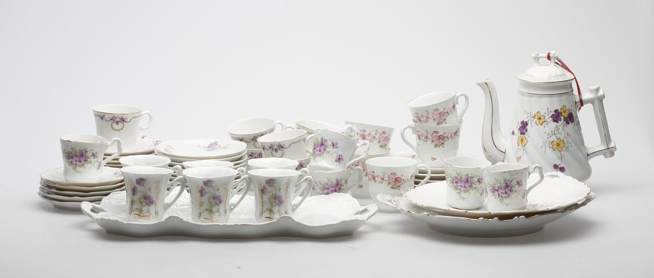 SERVISDELAR, porslin, bl.a. Rörstrand, 1900-talets första hälft.