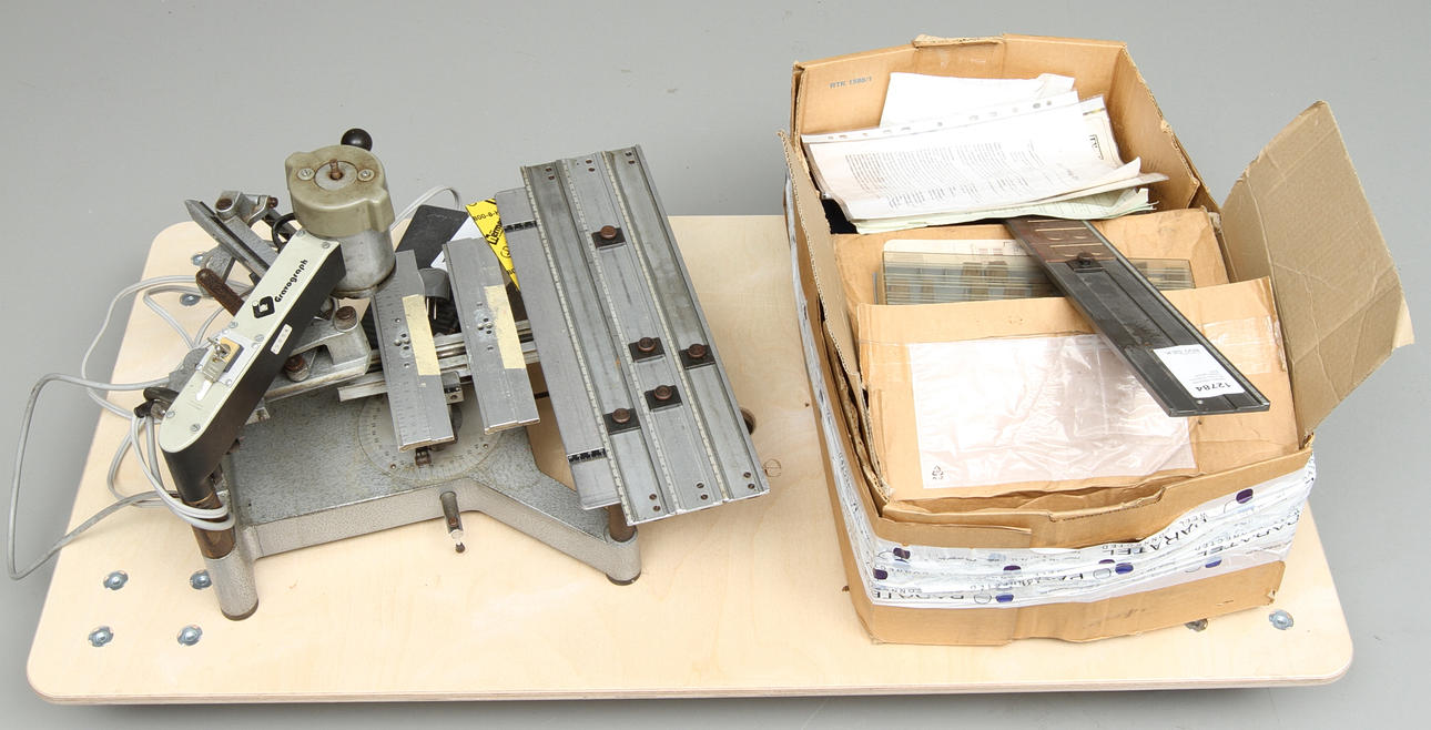 GRAVYRMASKIN med tillbehör, "Gravograph IM3".