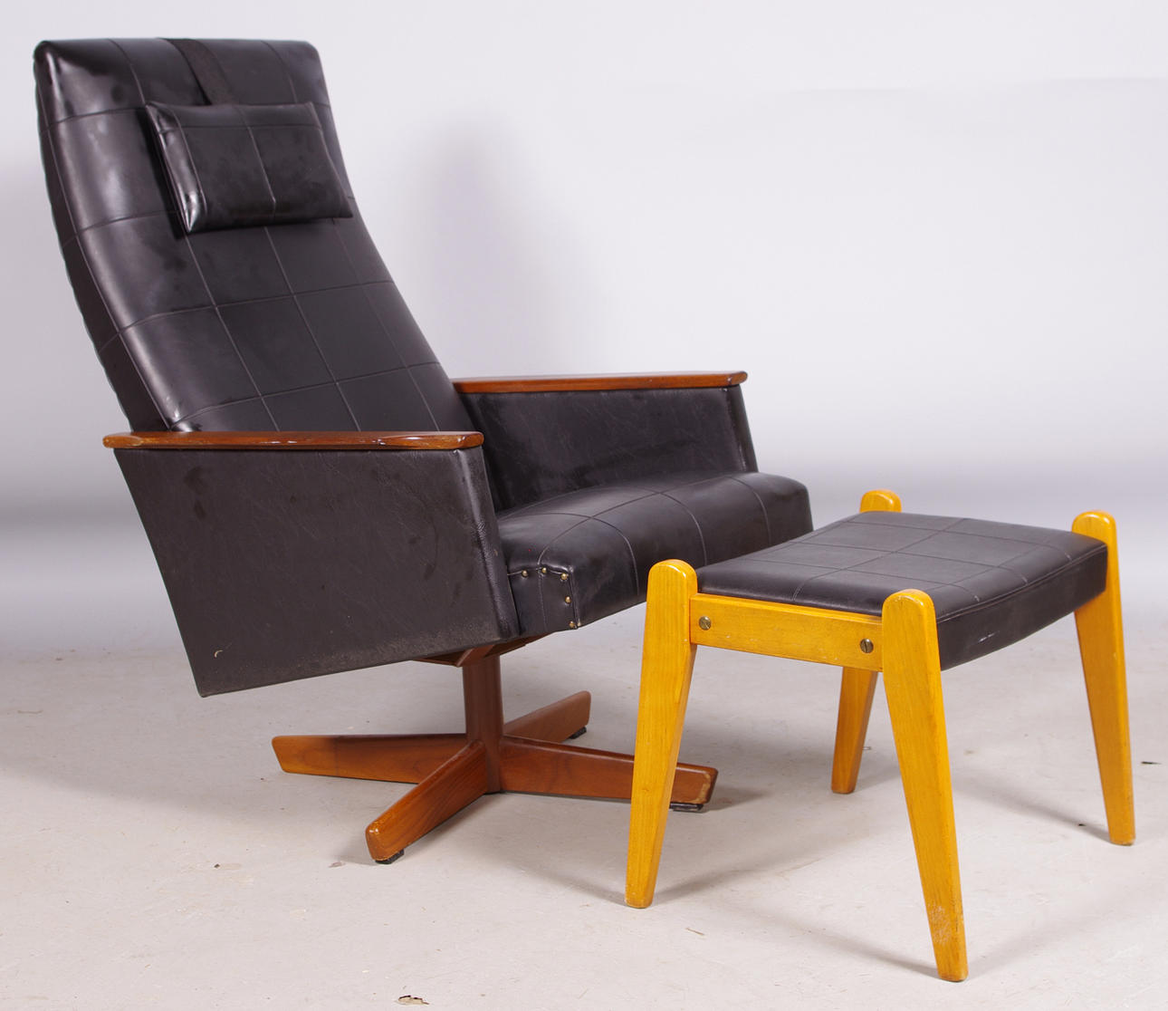 SNURRFÅTÖLJ SAMT PALL, galon/teak/bok.