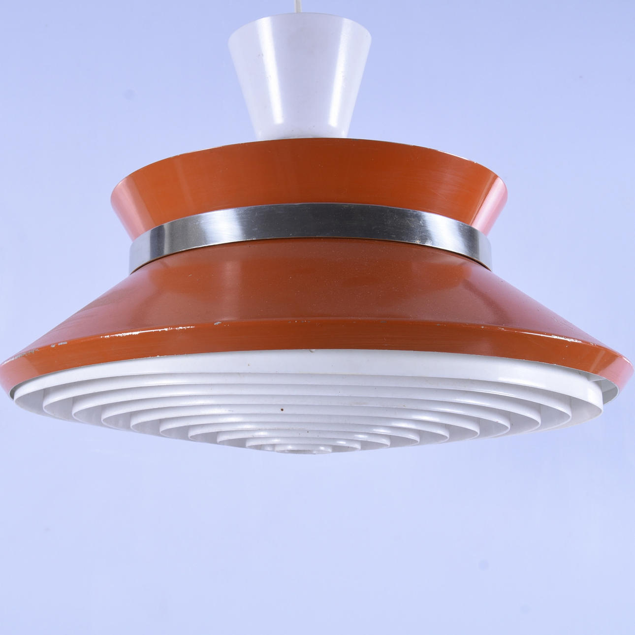 DECKENLAMPE, orange lackiertes Blech, 70er Jahre.