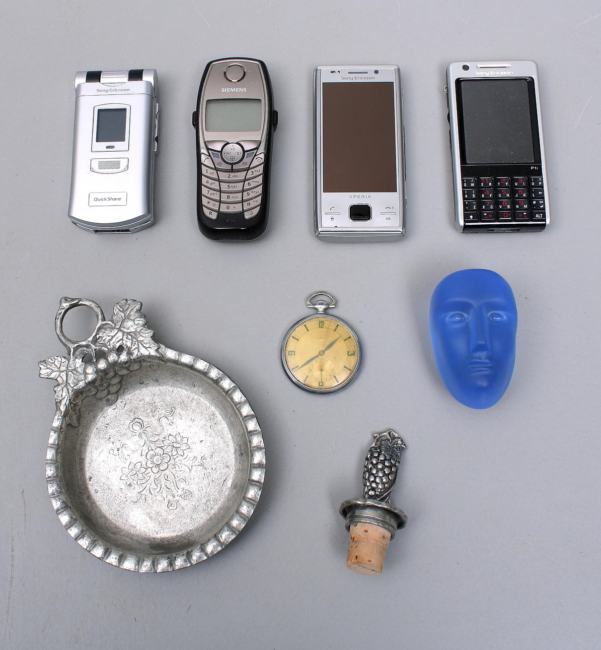 MOBILTELEFONER, 4 st + KONSTGLAS, B Vallien + DIVERSE.