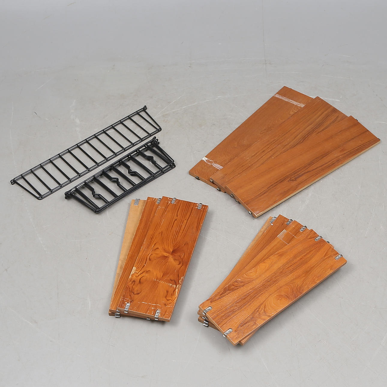 HYLLOR, String, trä/metall, 1900-tal.