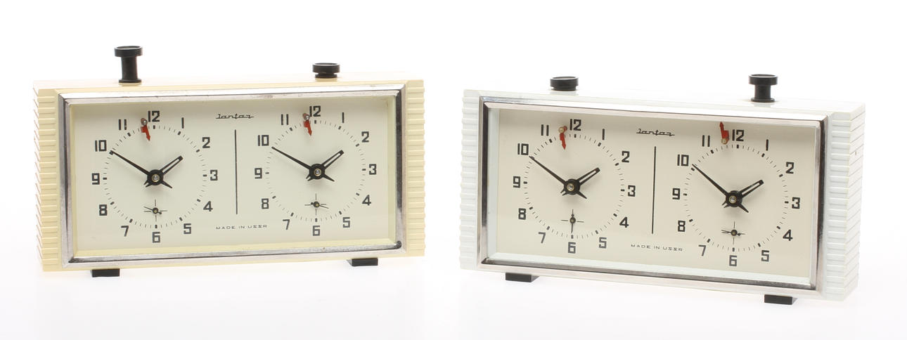 SCHACKKLOCKOR, Jantaz, 2 st, Bakelit, 1900-talets mitt.