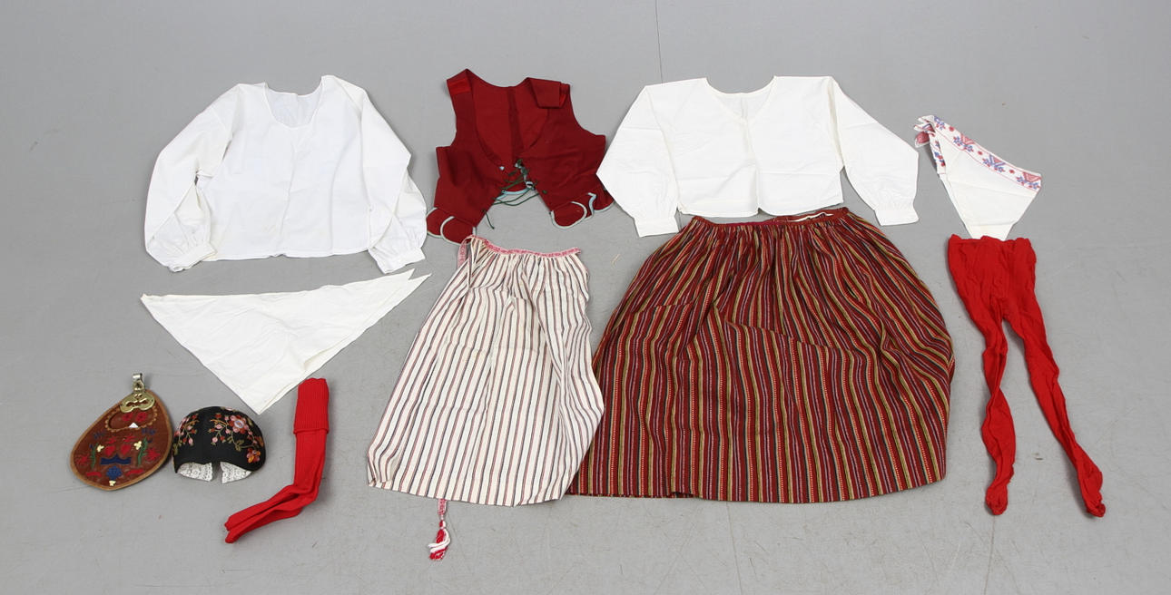 FOLKDRÄKTER, 11 delar, Östergötland.