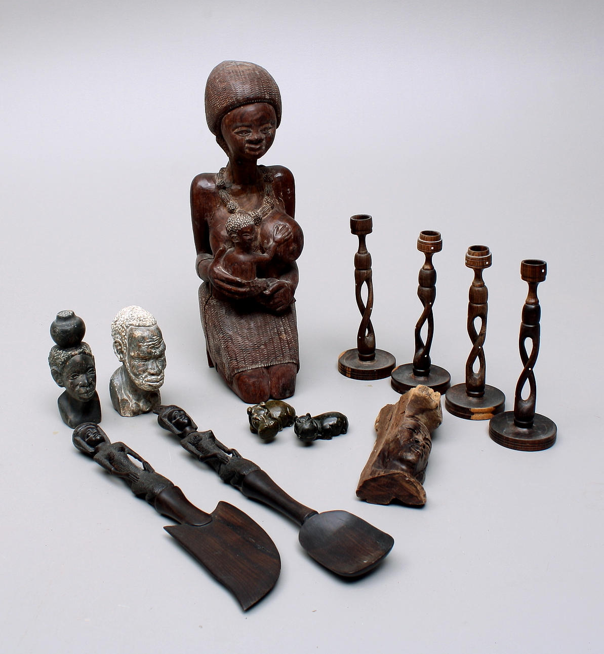SKULPTURER, 6 st, trä/sten, Afrika + LJUSSTAKAR, trä + SALLADSBESTICK, trä.