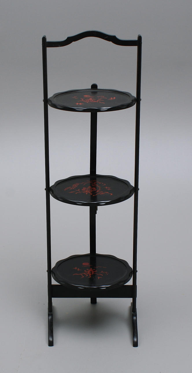 KAKSTÄLL, sk "Cakestand", 3-vånings, trä, kinamåleri, England.