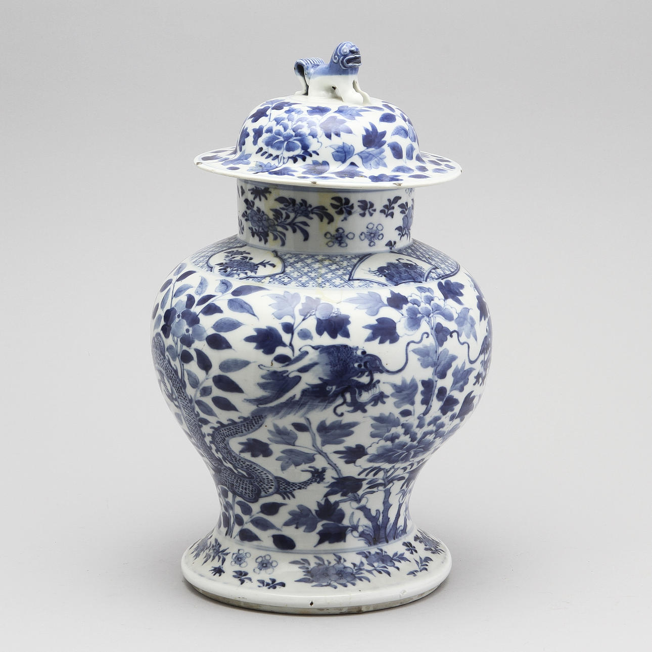 LOCKURNA, porslin, Kina, 1800-tal.