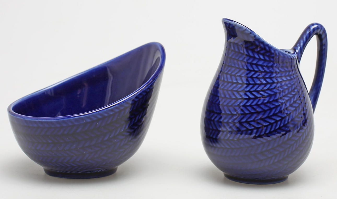 SOCKERSKÅL OCH GRÄDDKANNA, 2 delar, porslin, Blå Eld, Hertha Bengtsson, Rörstrand.