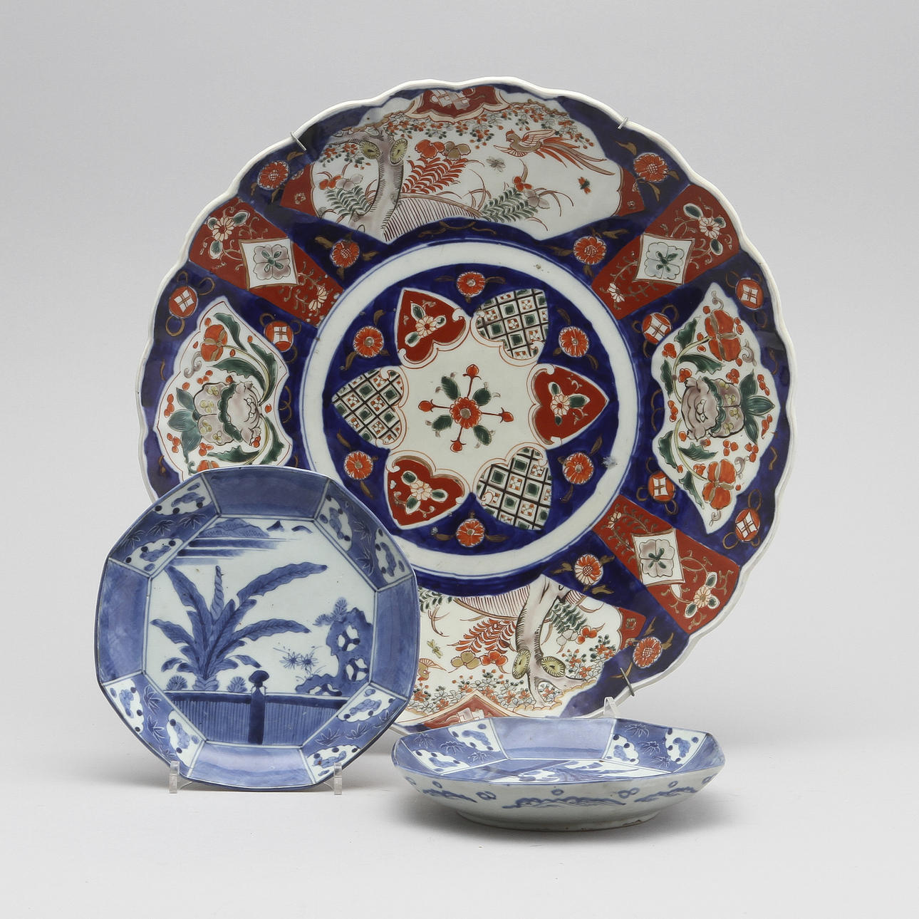 FAT samt SKÅLFAT, 2 st, porslin, Japan, 1900-tal.