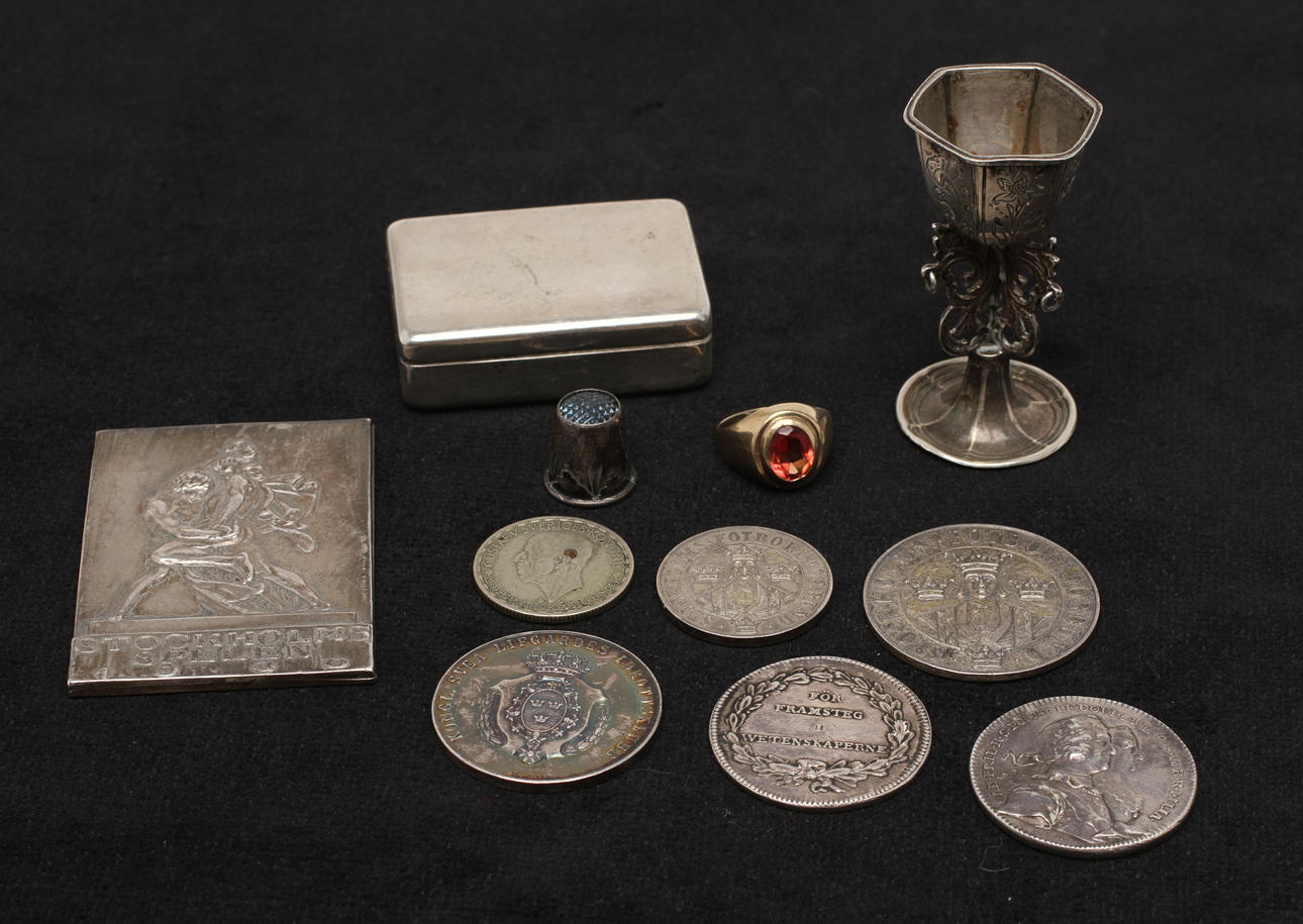 PARTI SILVER, och GULDRING; bestående av dosa, fingerborg, diverse mynt och miniatyrkalk.