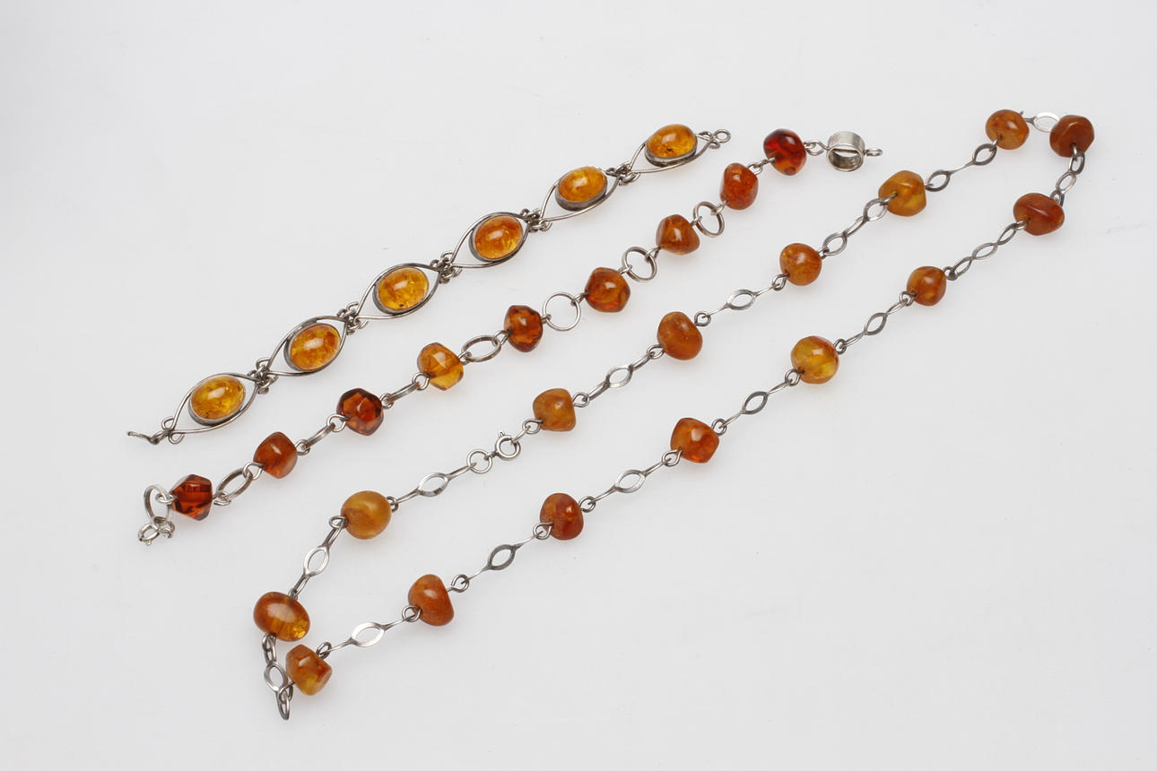 ARMBAND samt HALSBAND, 3 delar, bärnsten/silver, 1900-tal.