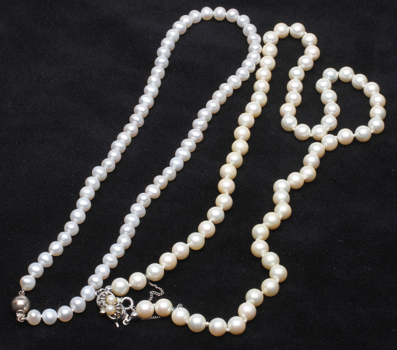 COLLIER, 2 st, pärlor, silverlås.