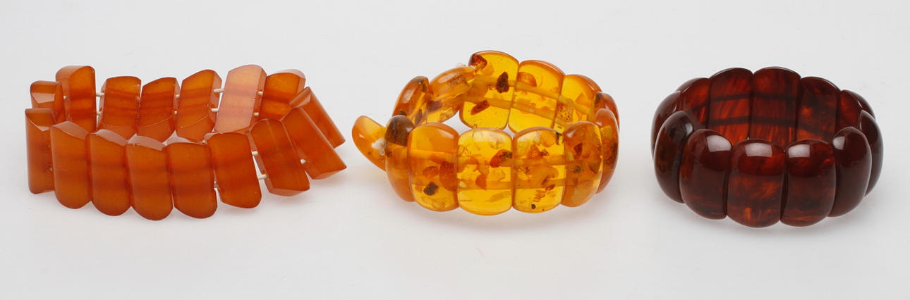 ARMBAND, 3 st, bärnsten, vikt ca 103 gram.