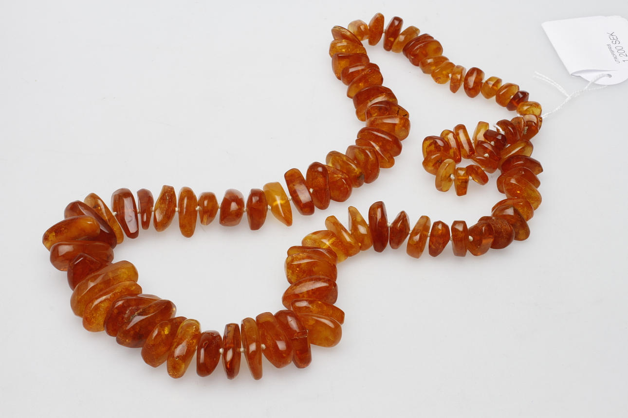 HALSBAND, bärnsten, vikt 129 gram.