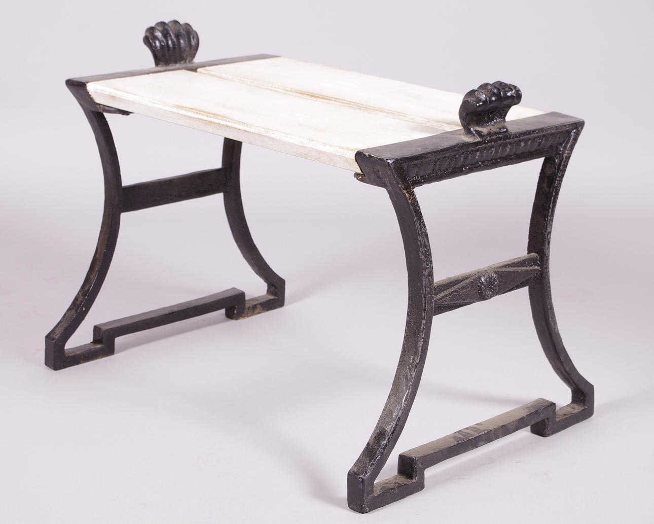 TABURETT, vitmålat trä med gjutjärnsgavlar.