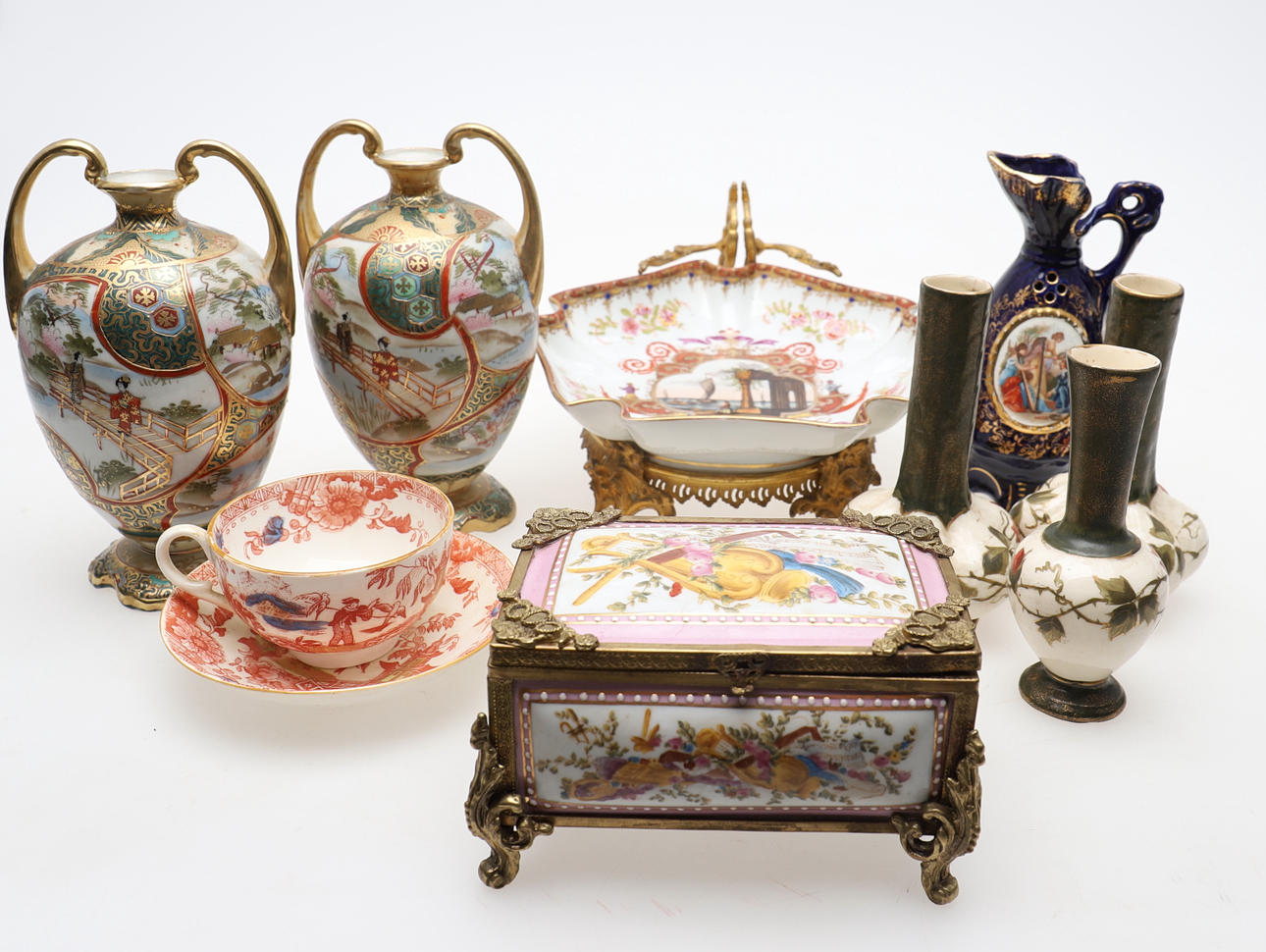 A SELECTION OF VARIOUS CERAMIC ITEMS.