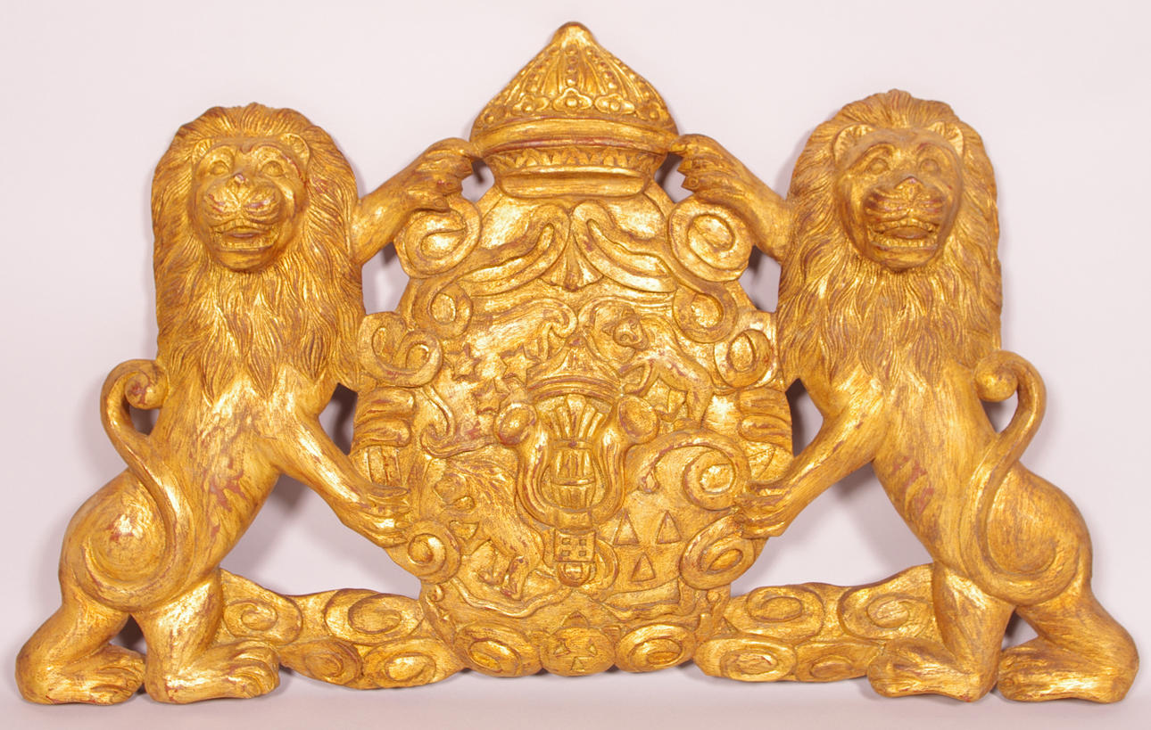 VAPENSKÖLD, förgyllt trä.