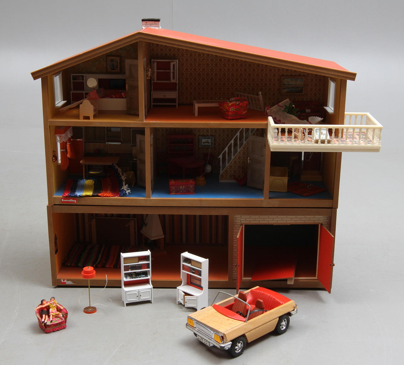 LUNDBY DOCKSKÅP med inredning och tillhörande bil.