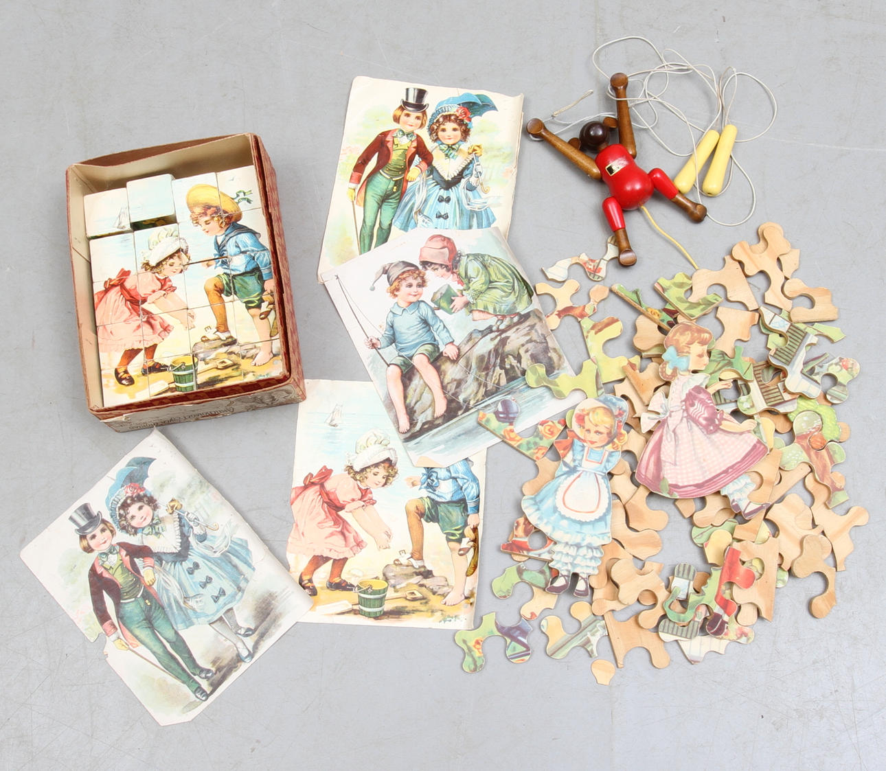 KLOSSPUSSEL med 6 motiv. 3 originalbilder. Apa i trä av BRIO, Pussel i trä.