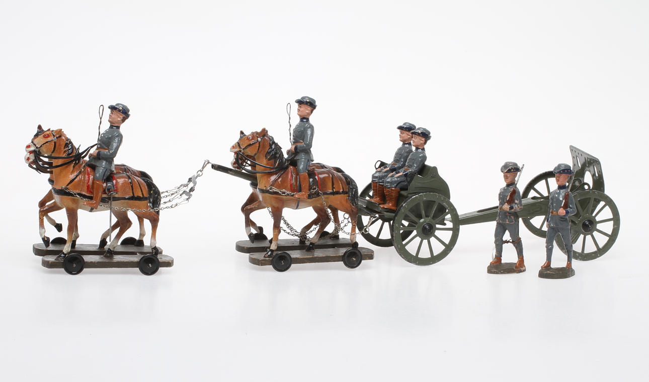 HAUSSER / ELASTOLIN hästanspänt ARTILLERIEKIPAGE, 4-spann, 2 ryttare, 2 sittande och 2 i marsch.