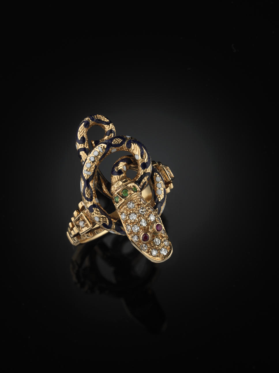 RING, 18 kt guld föreställande en orm med blå och vit emalj (små skador), smaragder, diamanter 8/8 samt rosa safirögon.