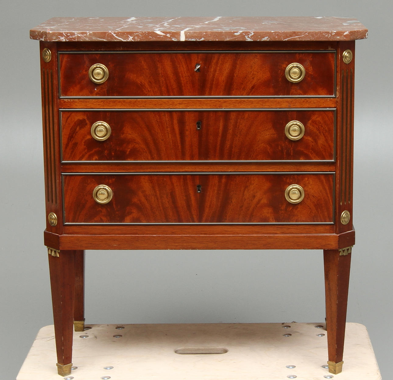 BYRÅ, med stenskiva, gustaviansk stil, 1900-tal.