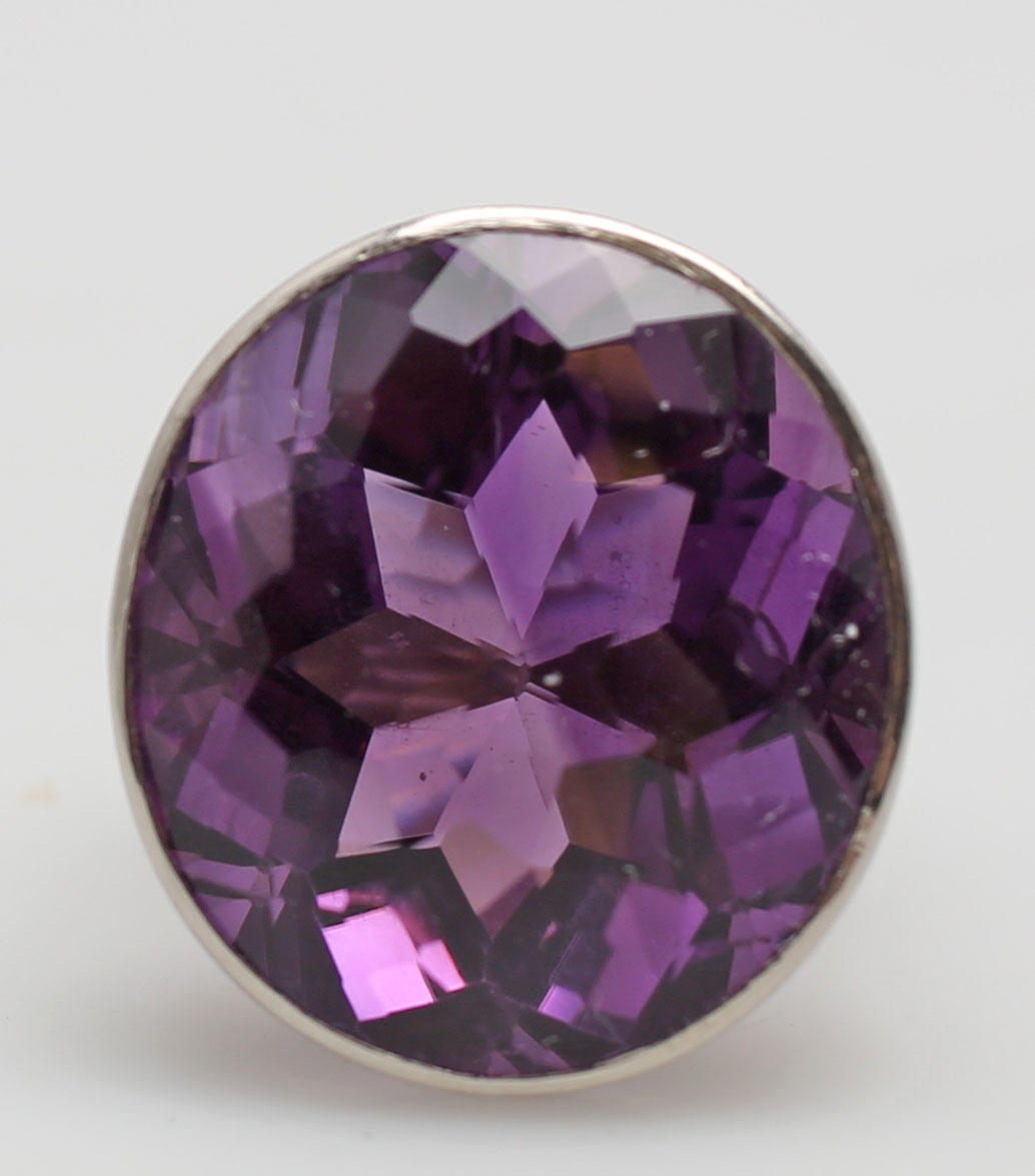 COCKTAILRING MED AMETIST, vitguld, 18K, Birger Pellas.