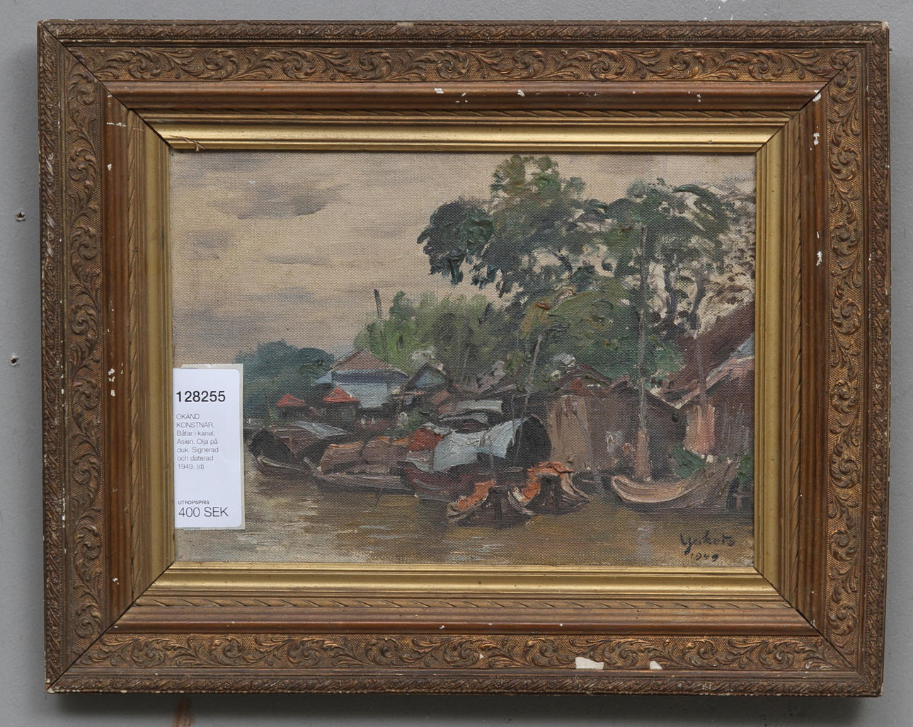 OKÄND KONSTNÄR. Båtar i kanal, Asien. Olja på duk. Signerad och daterad 1949.