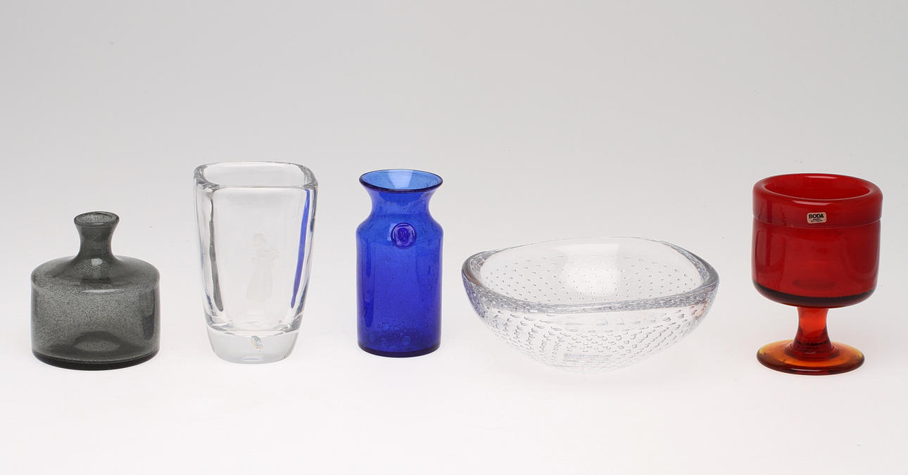 KONSTGLAS, 9 delar, bland annat Vicke Lindstrand och Erik Höglund.