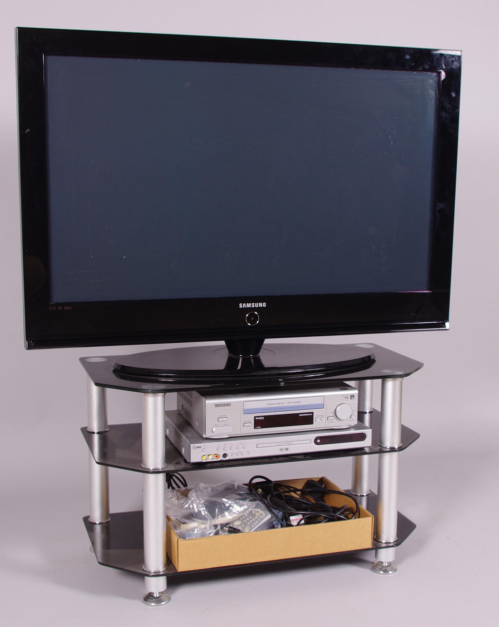 TV, Samsung, 42 tum samt DVD- videospelare och bänk.