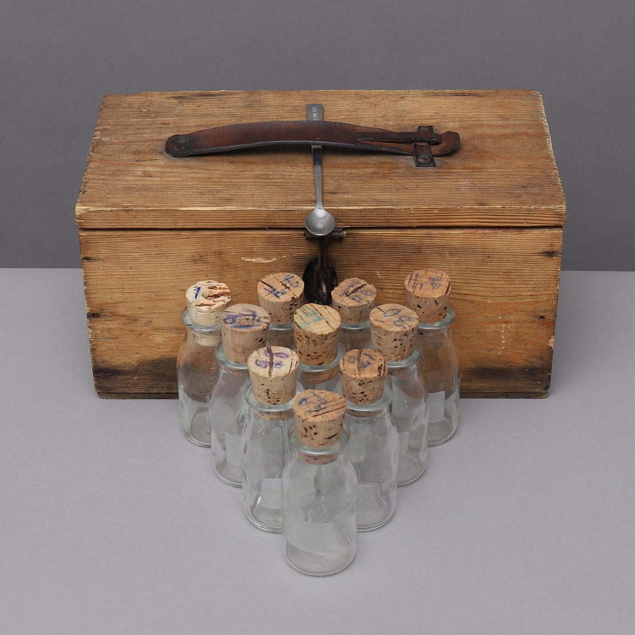 MEDICINÆSKE, træ & glas, 1900-tallet.