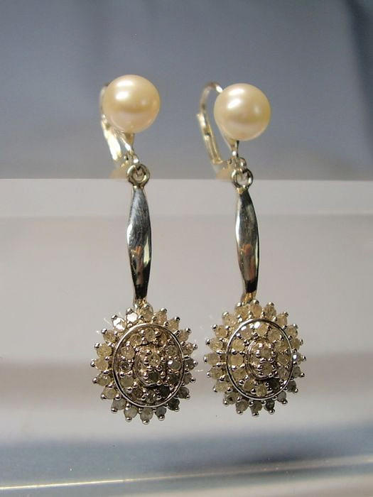 DIAMANTÖRHÄNGEN MED ÄKTA PÄRLOR.